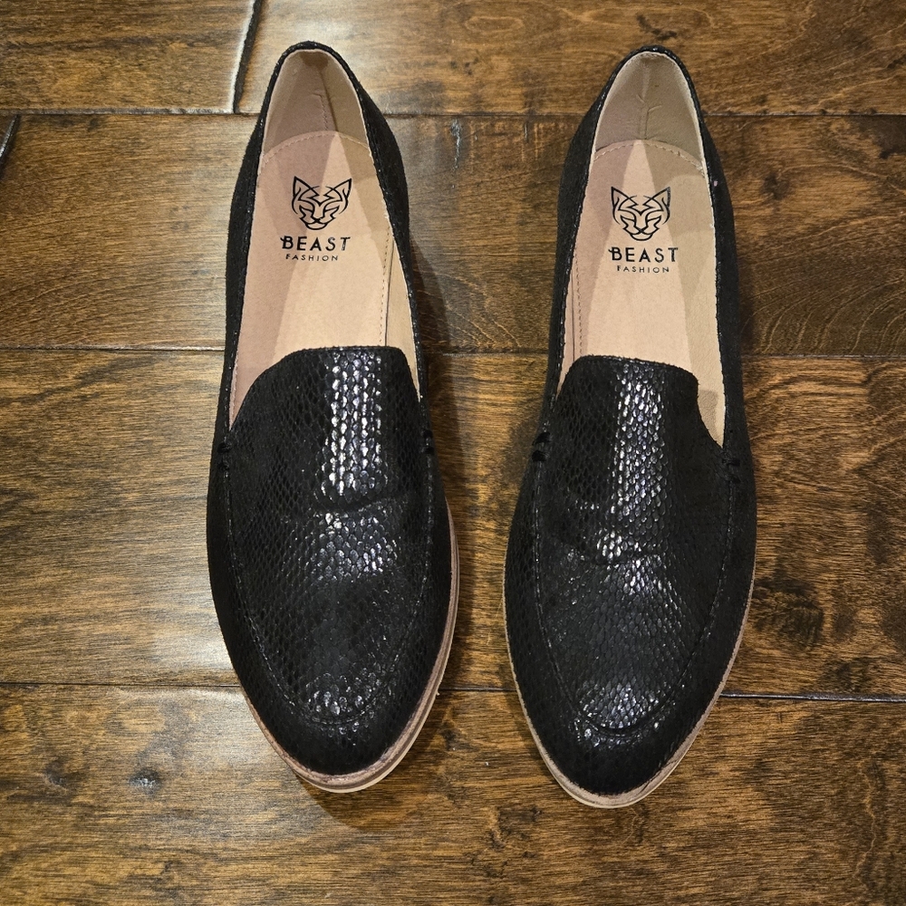 NWOT Beast Fashion Black Slip On Loafer Faux Snake Skin Size 5.5